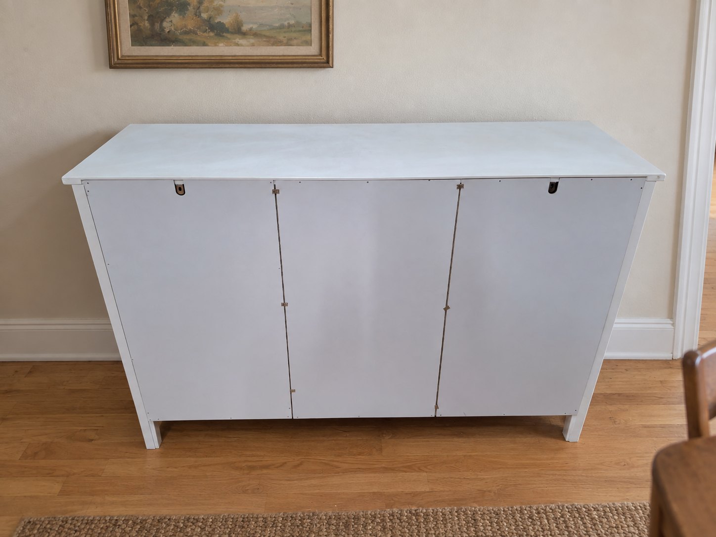 White painted sideboard / buffet — 2 doors, 3 drawers, internal shelving (86 × 135 × 44 cm)