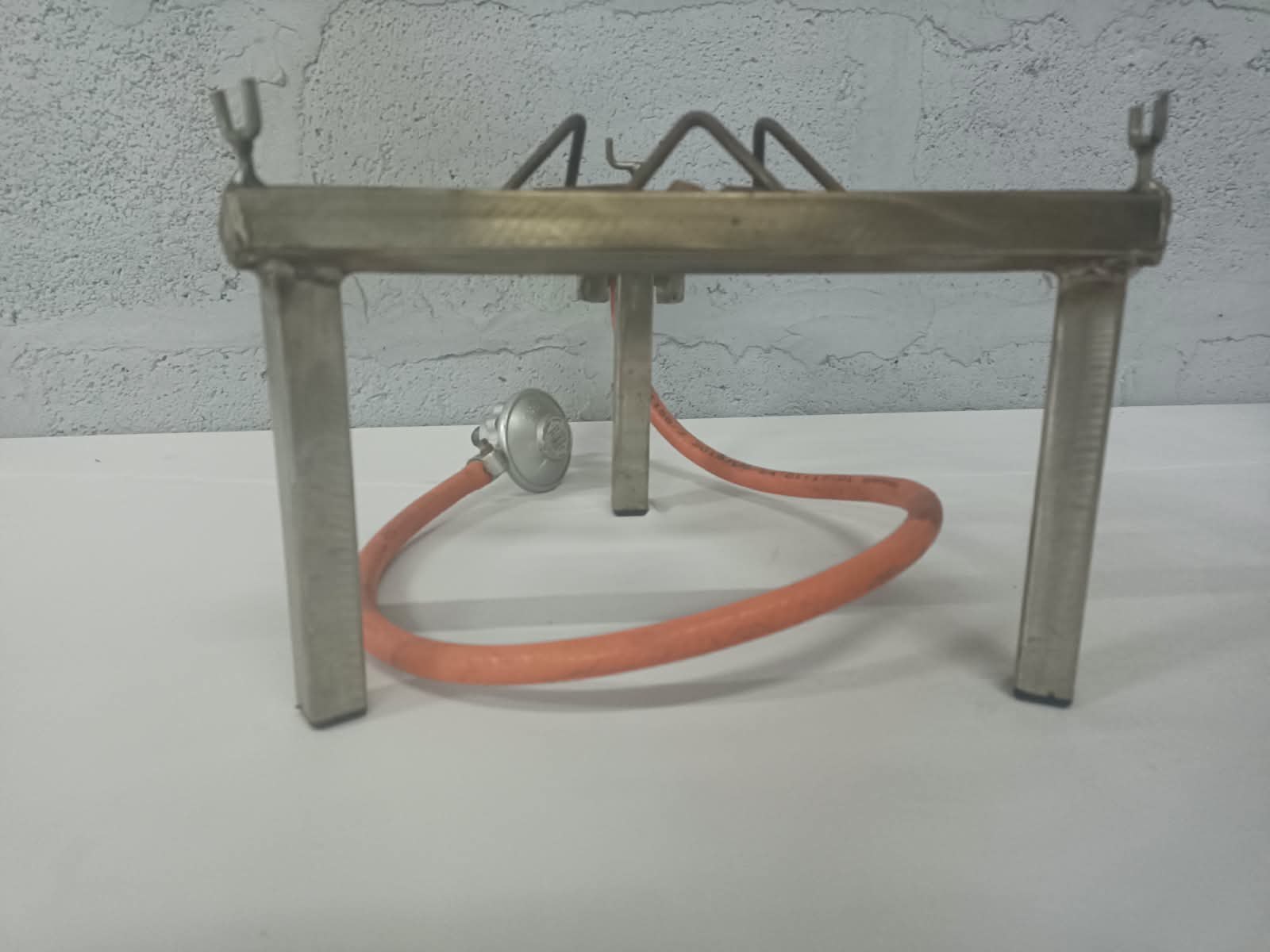 Portable triangular LPG camping/stand burner with CADAC SA3‑L regulator & hose (Untested)