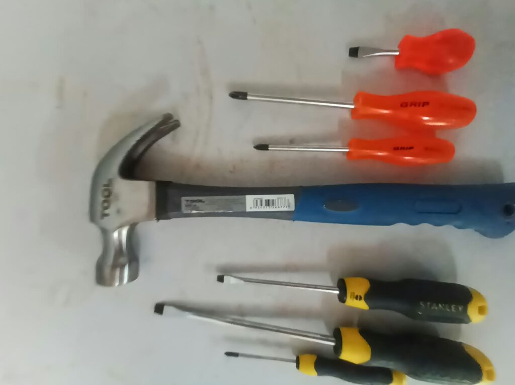 Mixed hand tool lot: Claw hammer + 6 screwdrivers (Stanley + GRIP) — used
