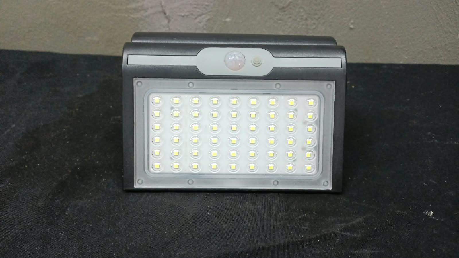 Solar Flair WL62014QW-B-SF Solar PIR Outdoor LED Wall Light (3.7V 1800mAh, IP54)
