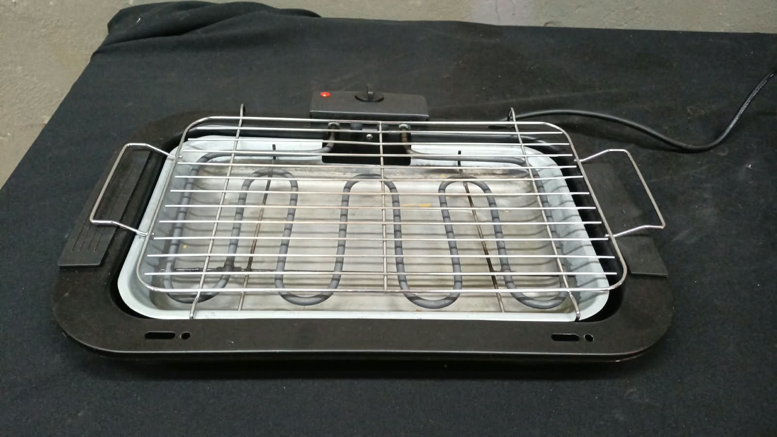 Electric tabletop grill with removable rack, drip tray & thermostat – tested working