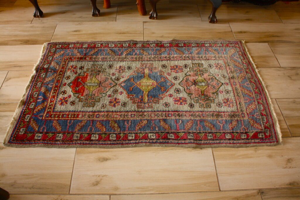 Small Oriental‑style Decorative Rug — approx. 150 x 100 cm, worn fringe & faded colours
