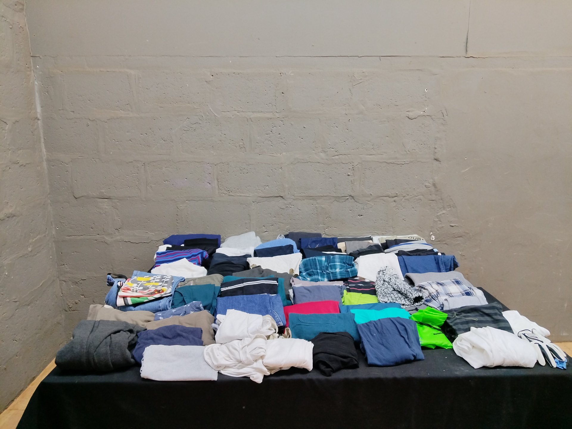 Mixed lot — 30 used women’s/adult clothing items: tops, jeans, shorts, sweaters, beanie