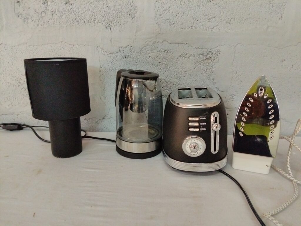 Mixed small appliances: DEFY glass kettle, Totally HOME 2-slice toaster, HAZEL iron + table lamp — used, tested working