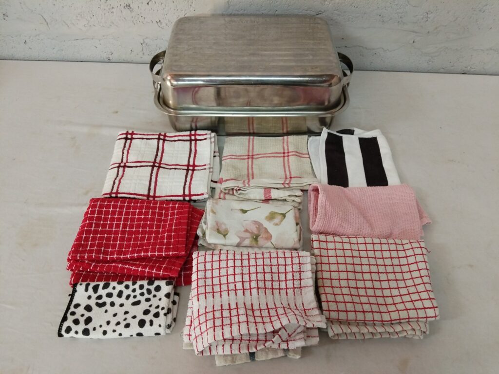 Stainless-steel roasting pan with lid (38 x 28 x 16 cm) + assorted kitchen tea towels — used