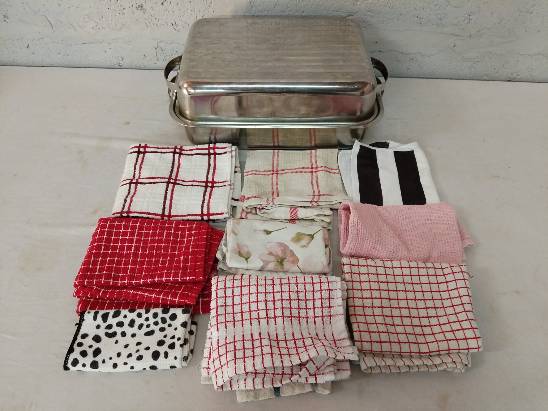 Stainless-steel roasting pan with lid (38 x 28 x 16 cm) + assorted kitchen tea towels — used