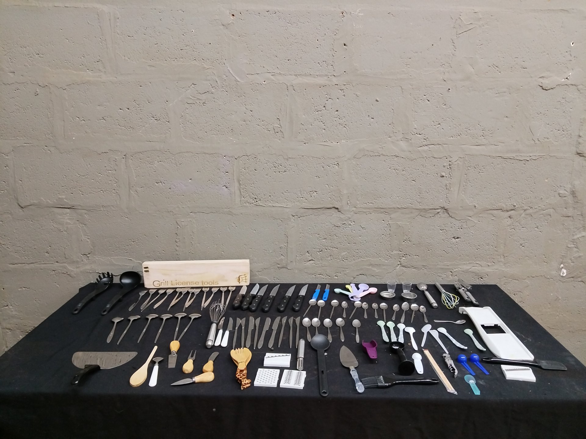 Bulk lot: Assorted kitchen utensils & cutlery — 93 pieces (knives, spoons, ladles, peelers, graters)
