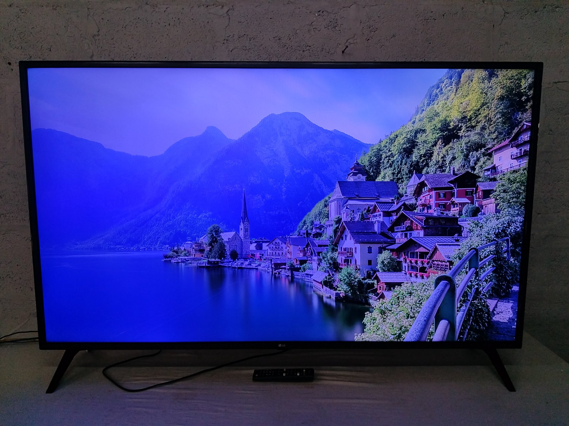 LG 60″ TV — 60UM7100PVB (Mar 2020) — Powers on, large dark vertical band & picture/backlight faults