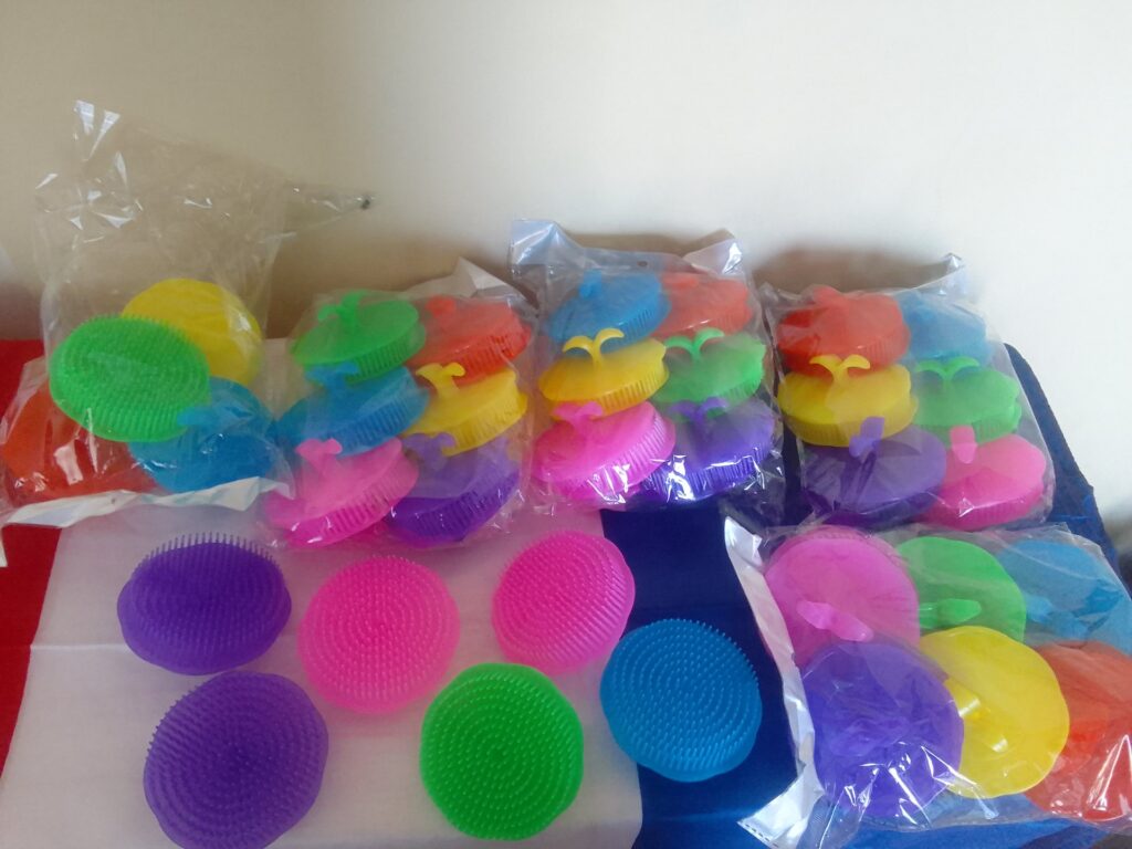 Lot of 60 colourful silicone scrubbers / brushes — new, individually bagged (mixed colours)