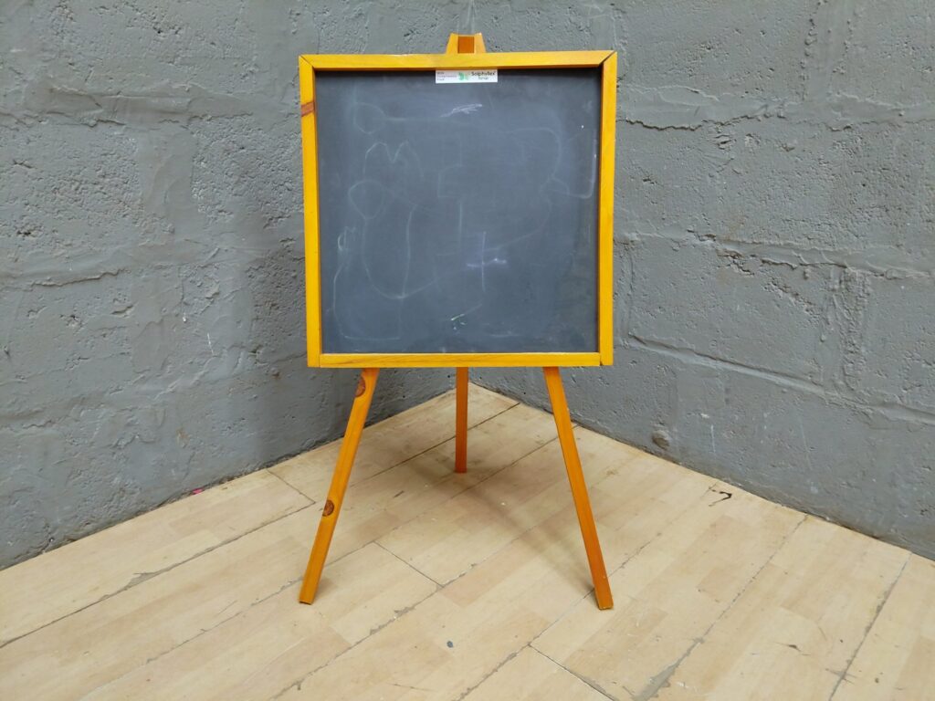 Wooden tripod easel with framed chalkboard — 50 x 50 cm board, 93 cm high