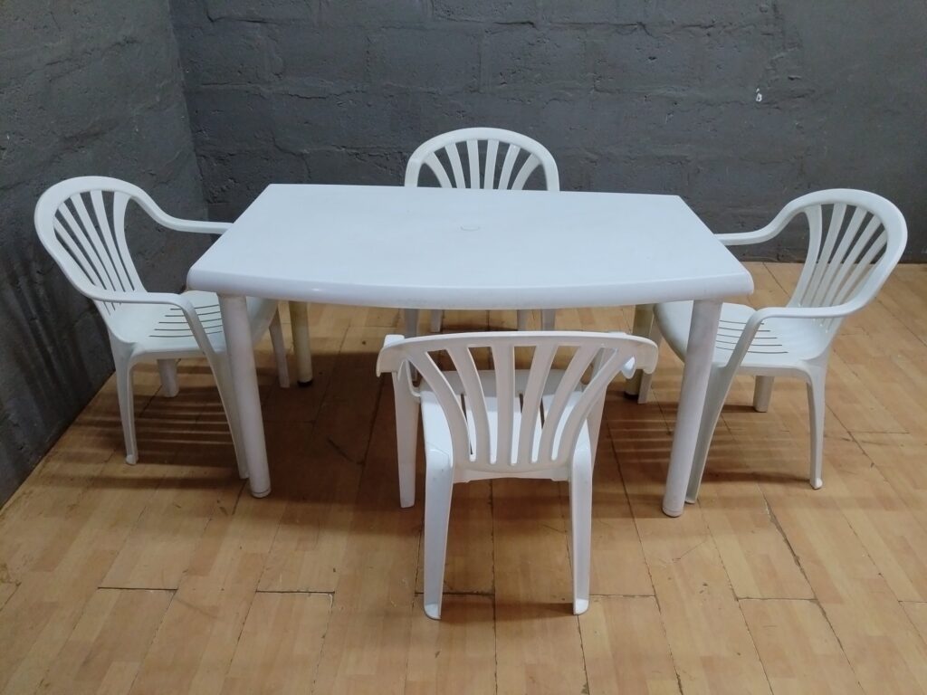 White Plastic Outdoor Dining Table + 4 Matching Chairs (130 x 80 x 74 cm)