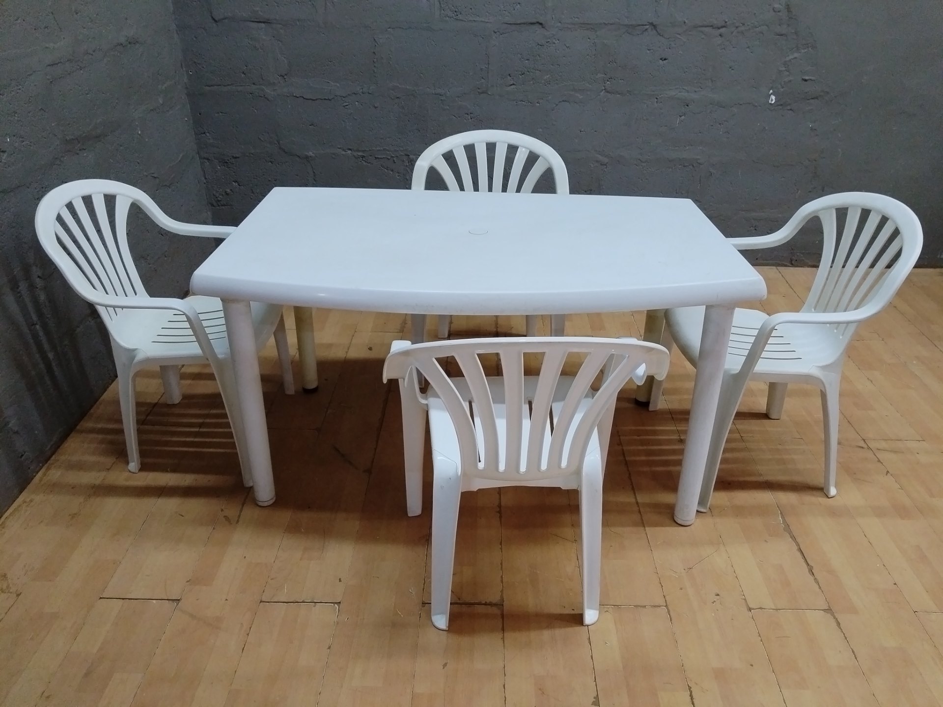 White Plastic Outdoor Dining Table + 4 Matching Chairs (130 x 80 x 74 cm)