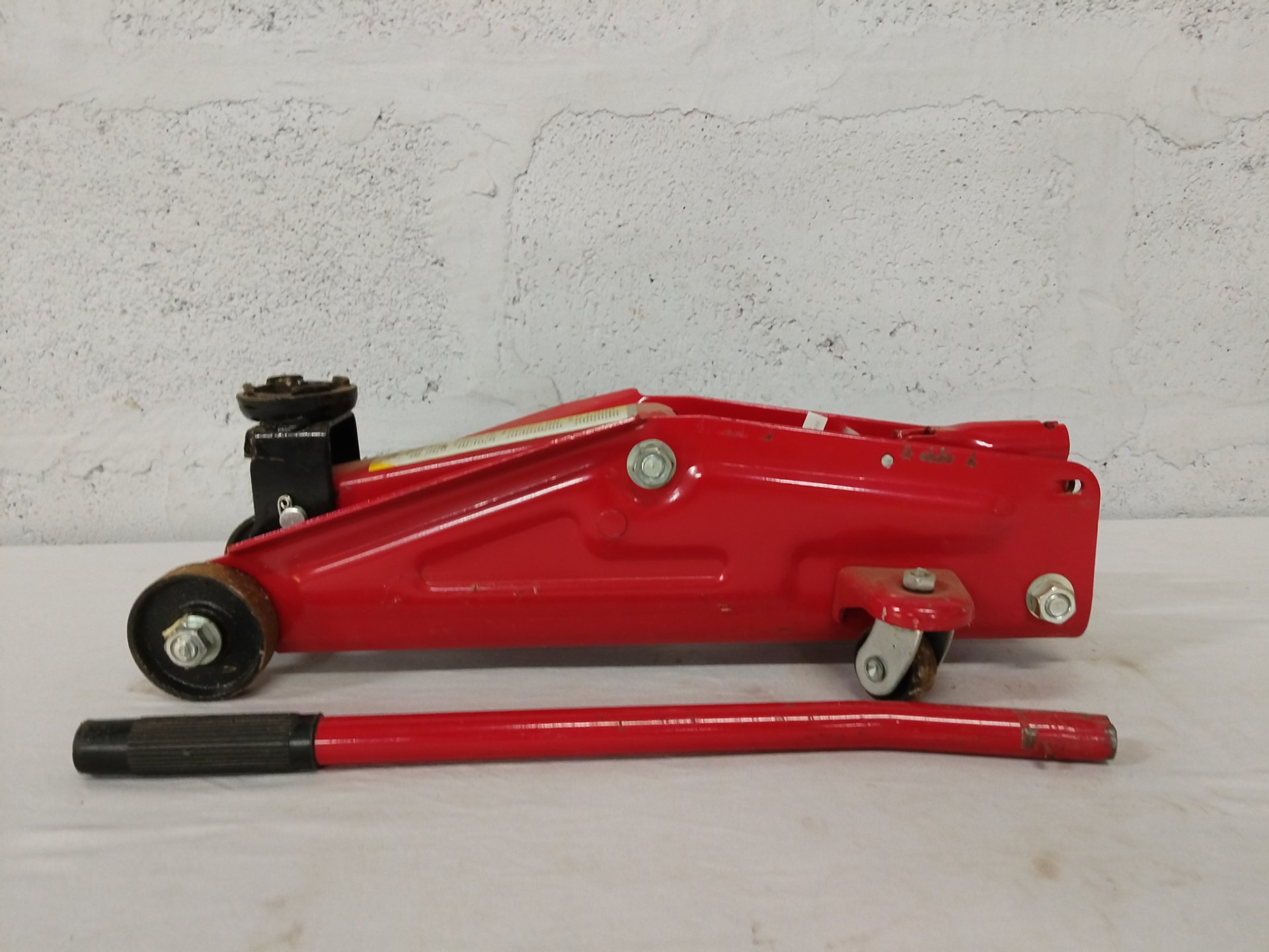 Low-profile 2 Tonne Hydraulic Trolley Jack – Red, Warehouse Tested, Handle Included
