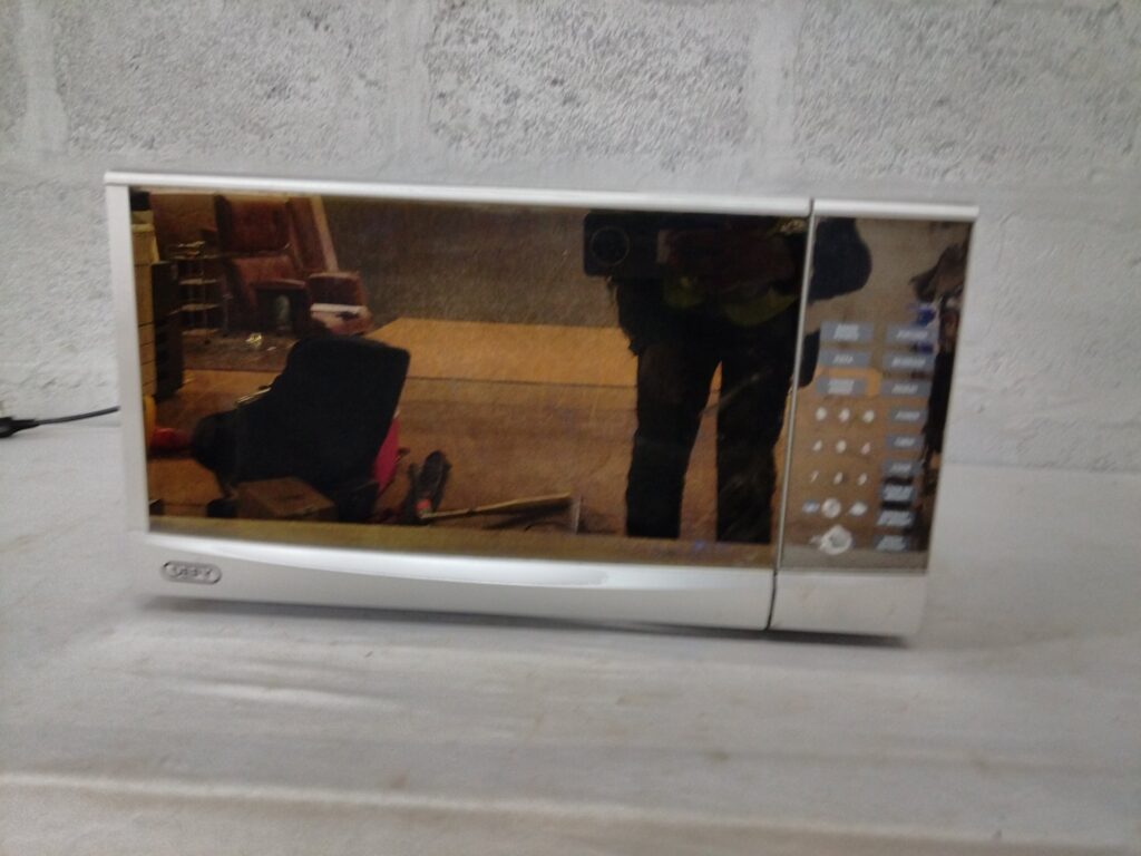 DEFY DMO 351 countertop microwave oven — mirrored front, glass turntable, interior rust, not working