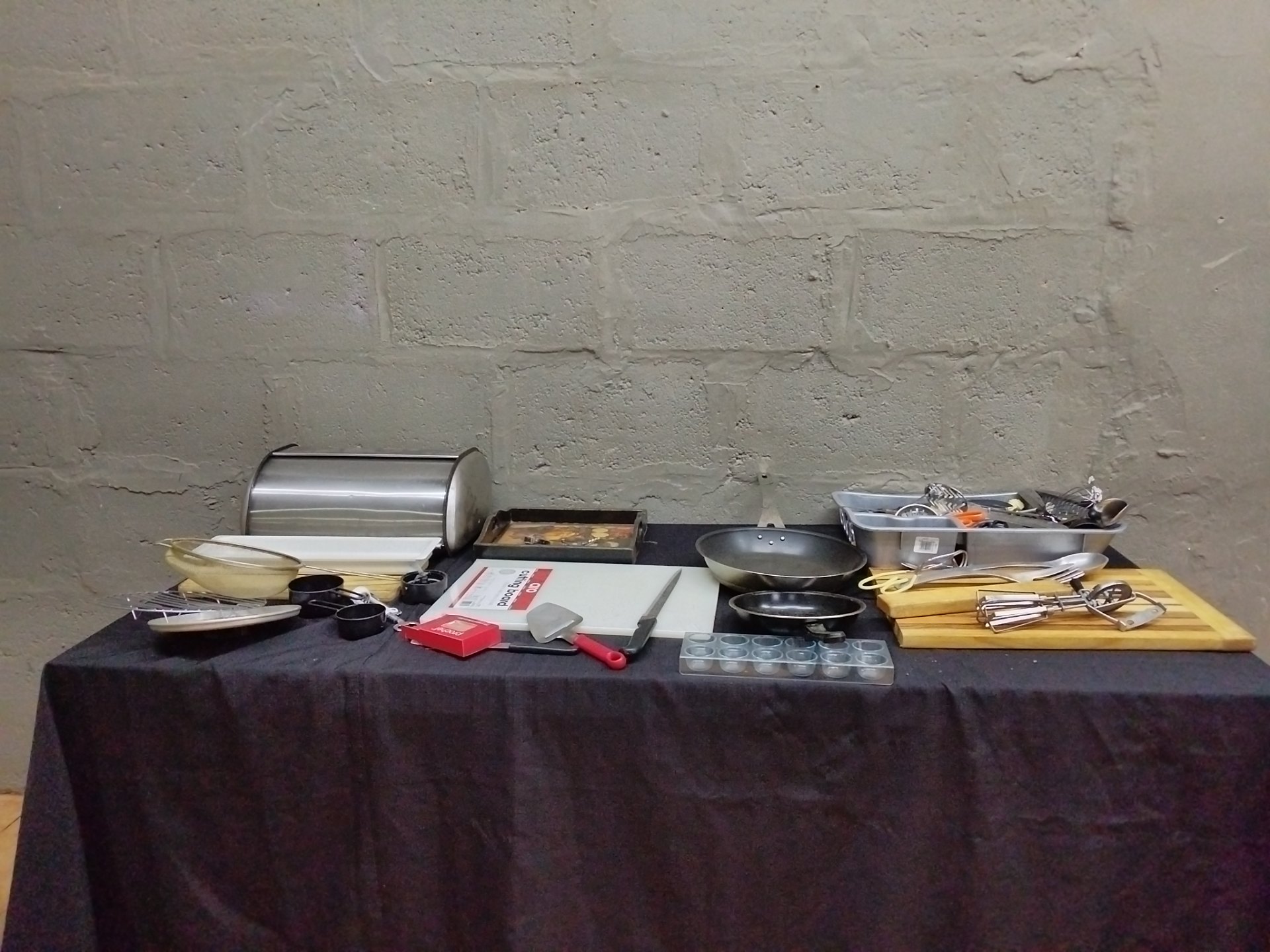 Mixed used kitchenware lot – pans, bread box, cutting boards, trays & assorted utensils (est. 19 items)