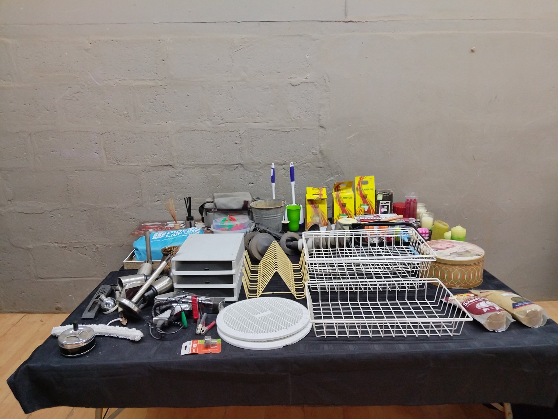 Mixed household lot — assorted kitchen racks, baskets, candles, tins, fittings & cables (est. 20 items)