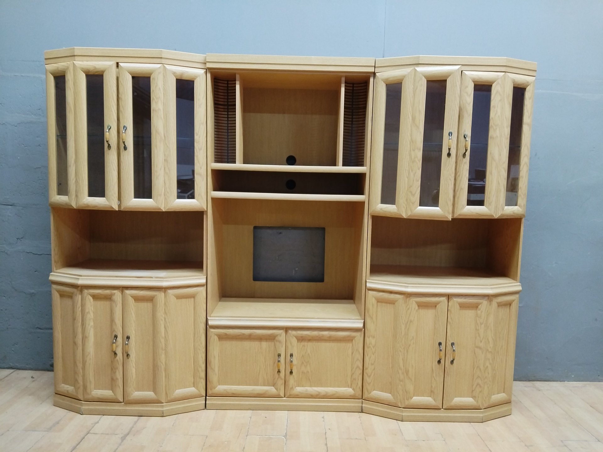 Three‑piece oak‑effect entertainment/display wall unit — glass cabinets, shelves, cable access (254×54×191cm)