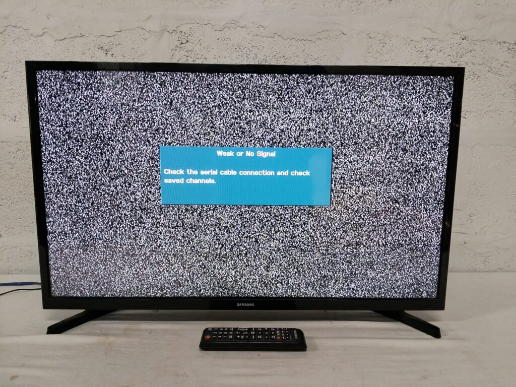 Samsung 32″ LED TV UA32N5003BR – powers on, model label verified, remote + stand + power cable