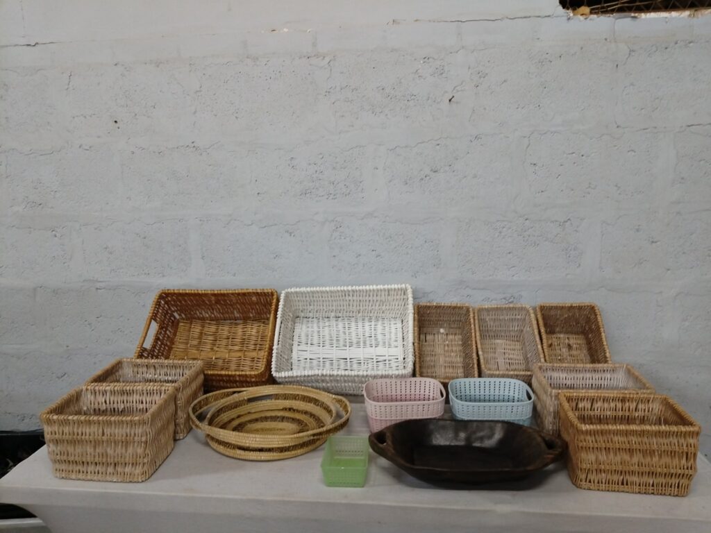 Mixed lot of 16 woven baskets, trays, plastic baskets and carved wooden bowl — used display / storage set