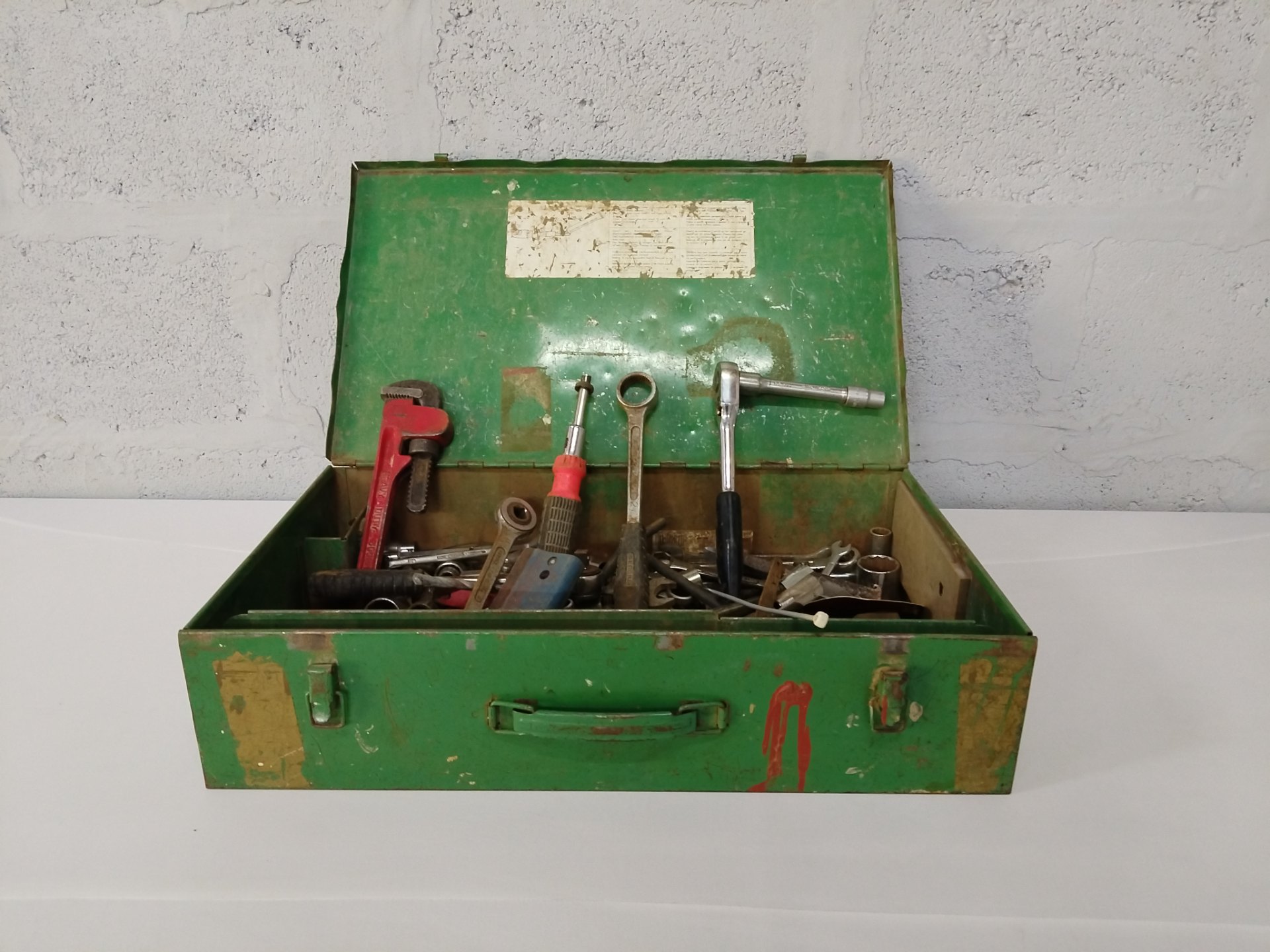 Mixed hand tools in green metal toolbox – approx. 30 items (sockets, wrenches, ratchet, pipe wrench)