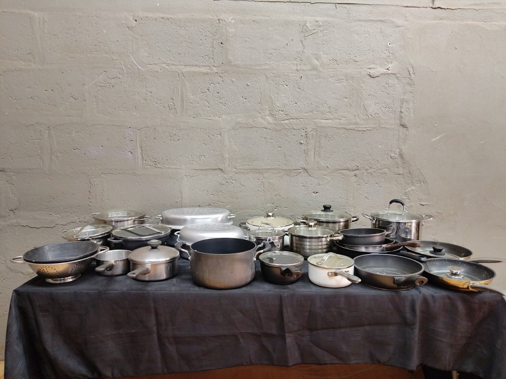 Bulk Lot: Assorted Cookware — 21 Used Pots, Pans, Lids (Mixed Stainless, Aluminium, Non‑stick)