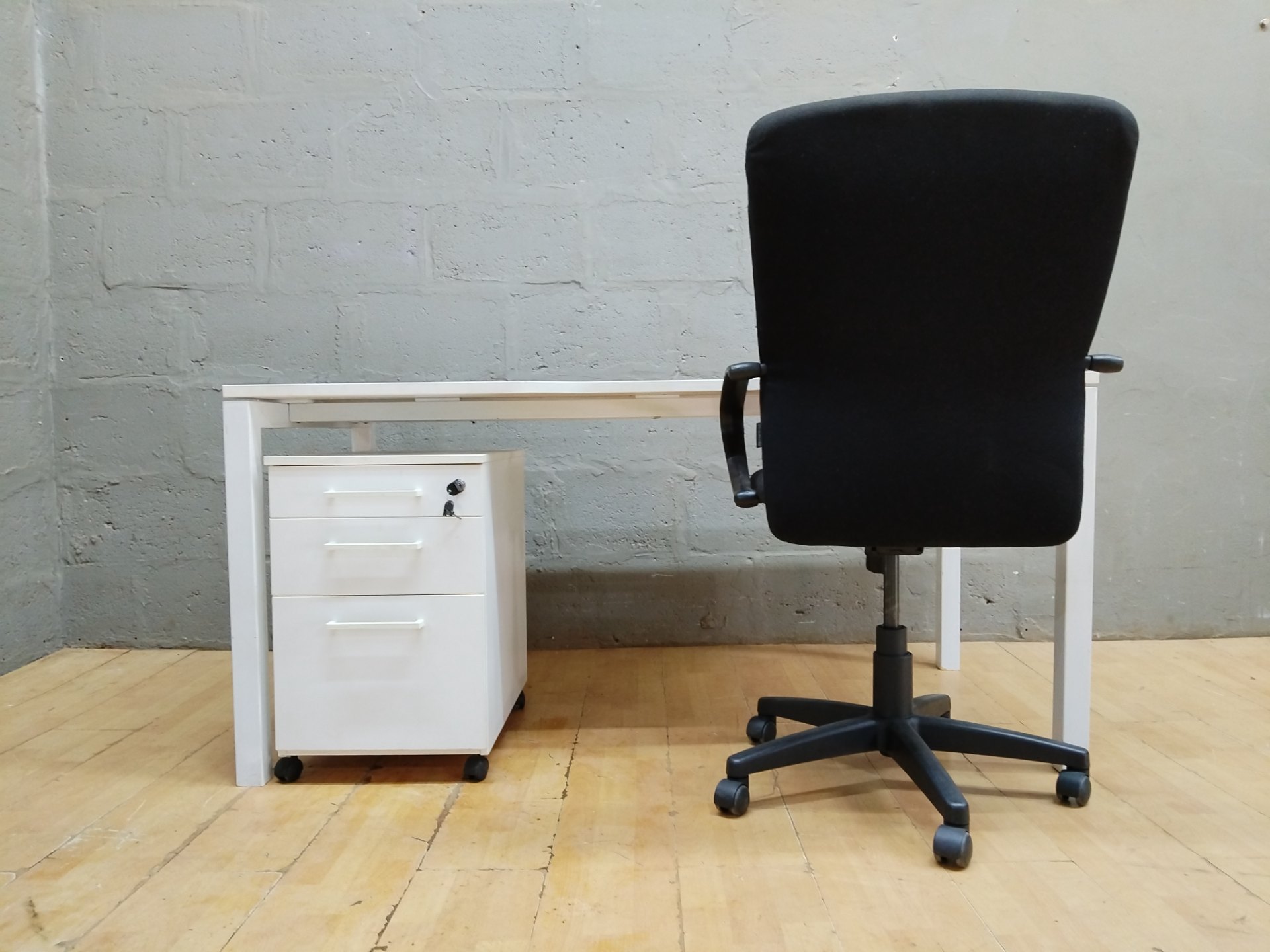 White Office Desk with 3-Drawer Locking Mobile Pedestal & Black Swivel Chair – 160 x 80 cm
