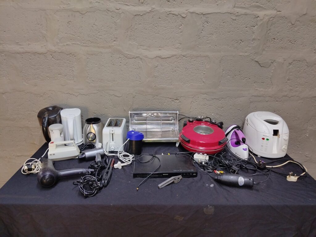 Mixed lot of small household electrical appliances — kettles, toaster, blender base, heater, hair tools, fryer, Philips DVD (16 items)