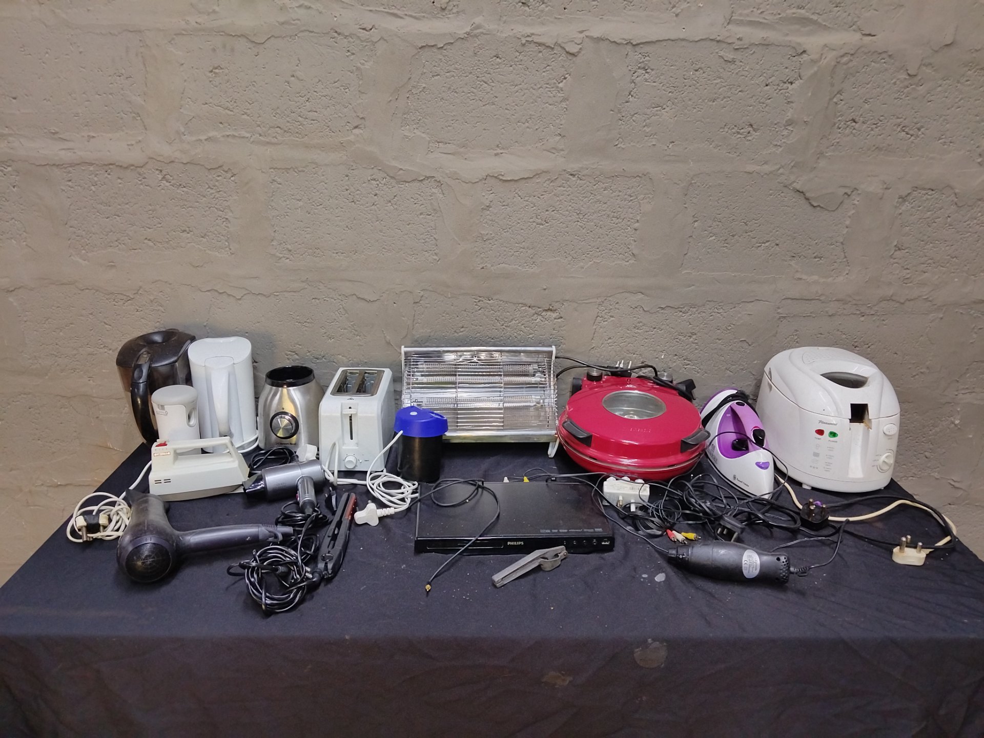 Mixed lot of small household electrical appliances — kettles, toaster, blender base, heater, hair tools, fryer, Philips DVD (16 items)