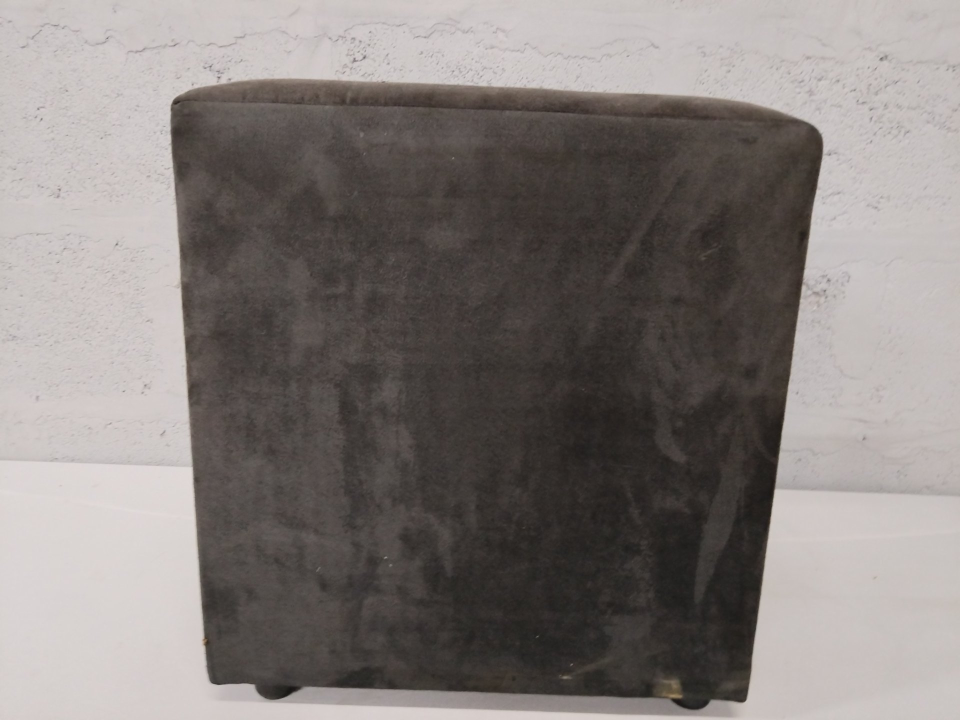 Dark grey cube ottoman / pouffe – upholstered footstool (40 x 40 x 45 cm)