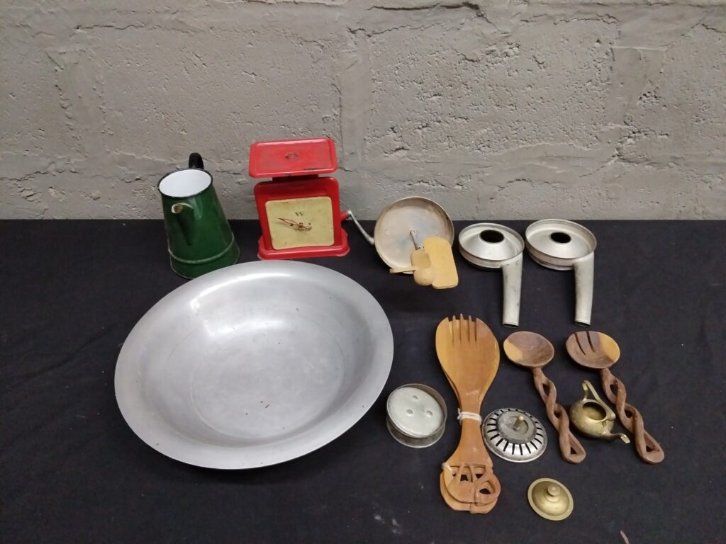 Mixed vintage kitchenware lot – large metal bowl, wooden spoons, enamel jug & red mechanical scale (13 pieces)