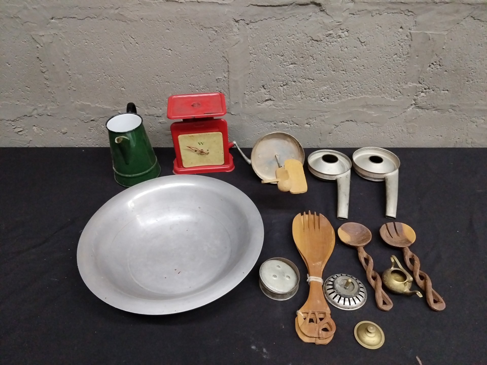 Mixed vintage kitchenware lot – large metal bowl, wooden spoons, enamel jug & red mechanical scale (13 pieces)