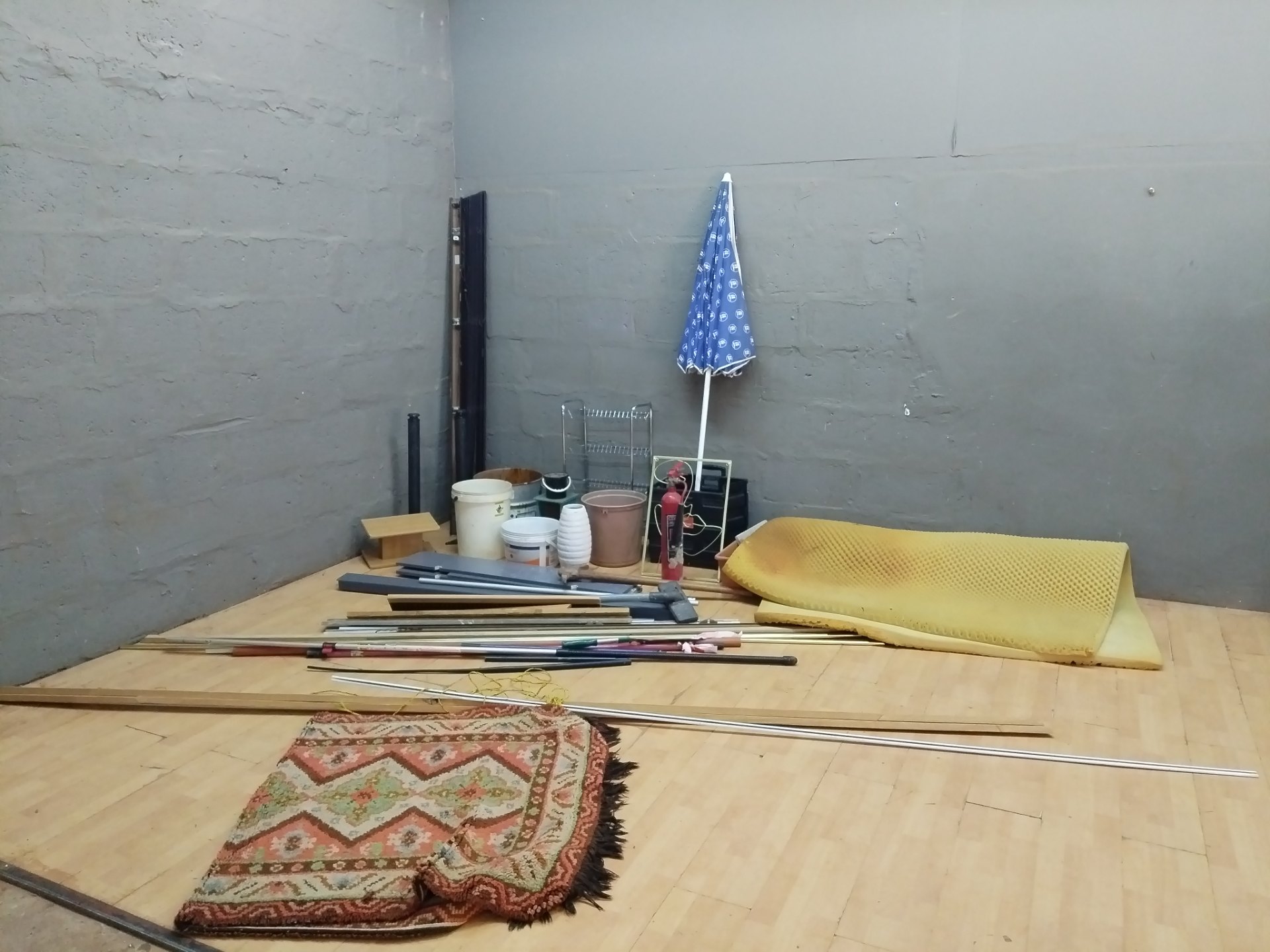 Mixed lot — Assorted DIY, household & garden pieces (approx. 30 items) — foam pad, poles, pots, rugs, pickaxe, umbrella, fire extinguisher