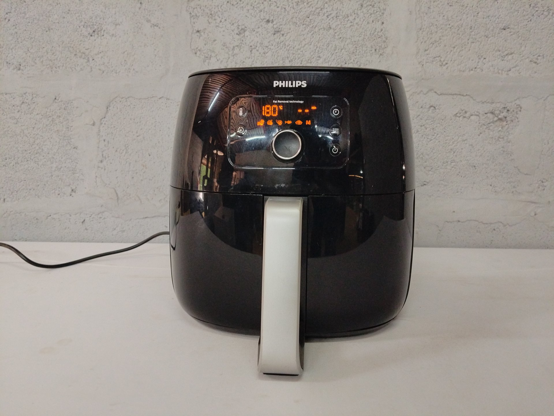 Philips Digital Air Fryer — Powers On, Basket & Mesh Tray Included, Used Cosmetic Wear