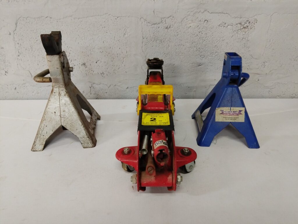 Mixed lot: 2-ton hydraulic floor jack (trolley) + two 3-ton jack stands — used garage tools