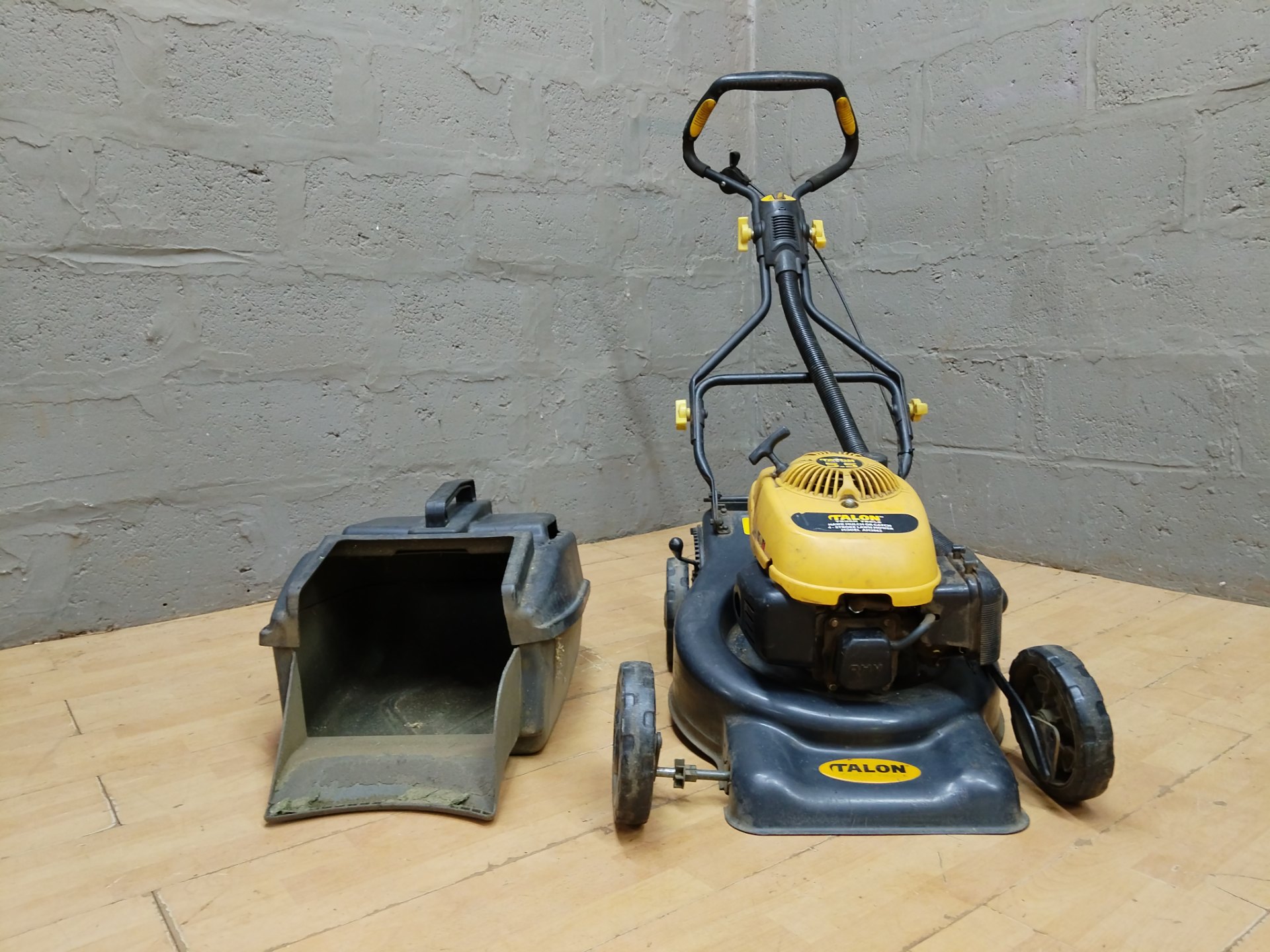 Talon 5.5 (Model AM3062) petrol push lawn mower — 4-stroke, pull-start, with grass catcher (detached)