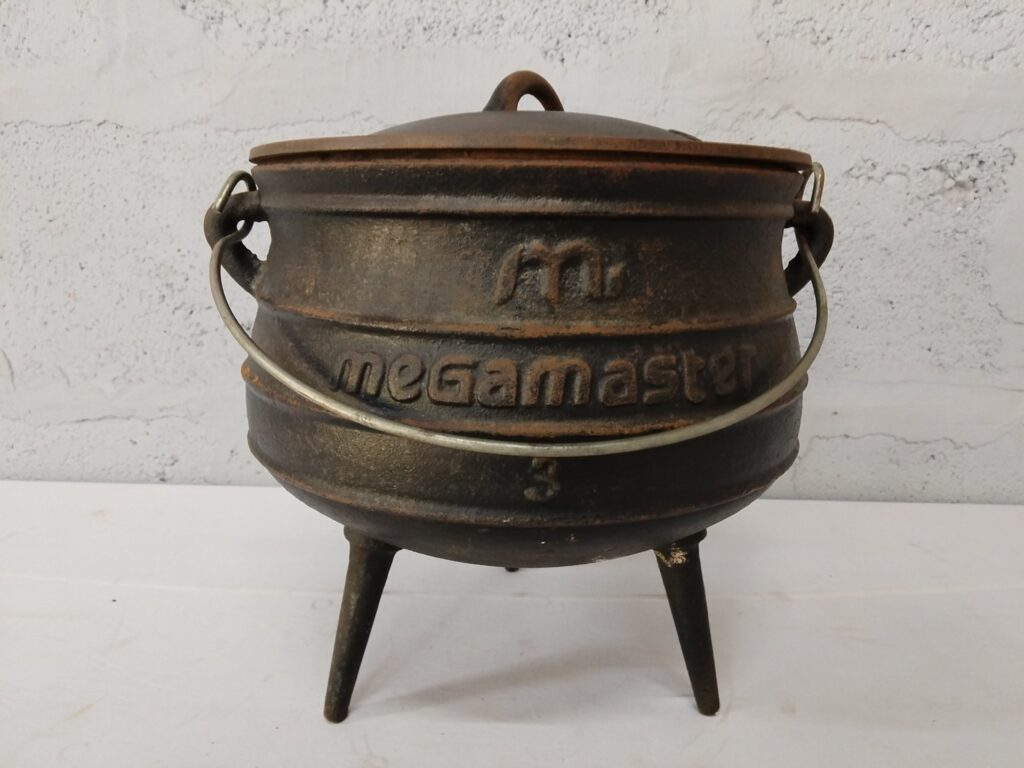 Megamaster cast-iron 3‑leg pot No.3 with lid & bail — 26 cm