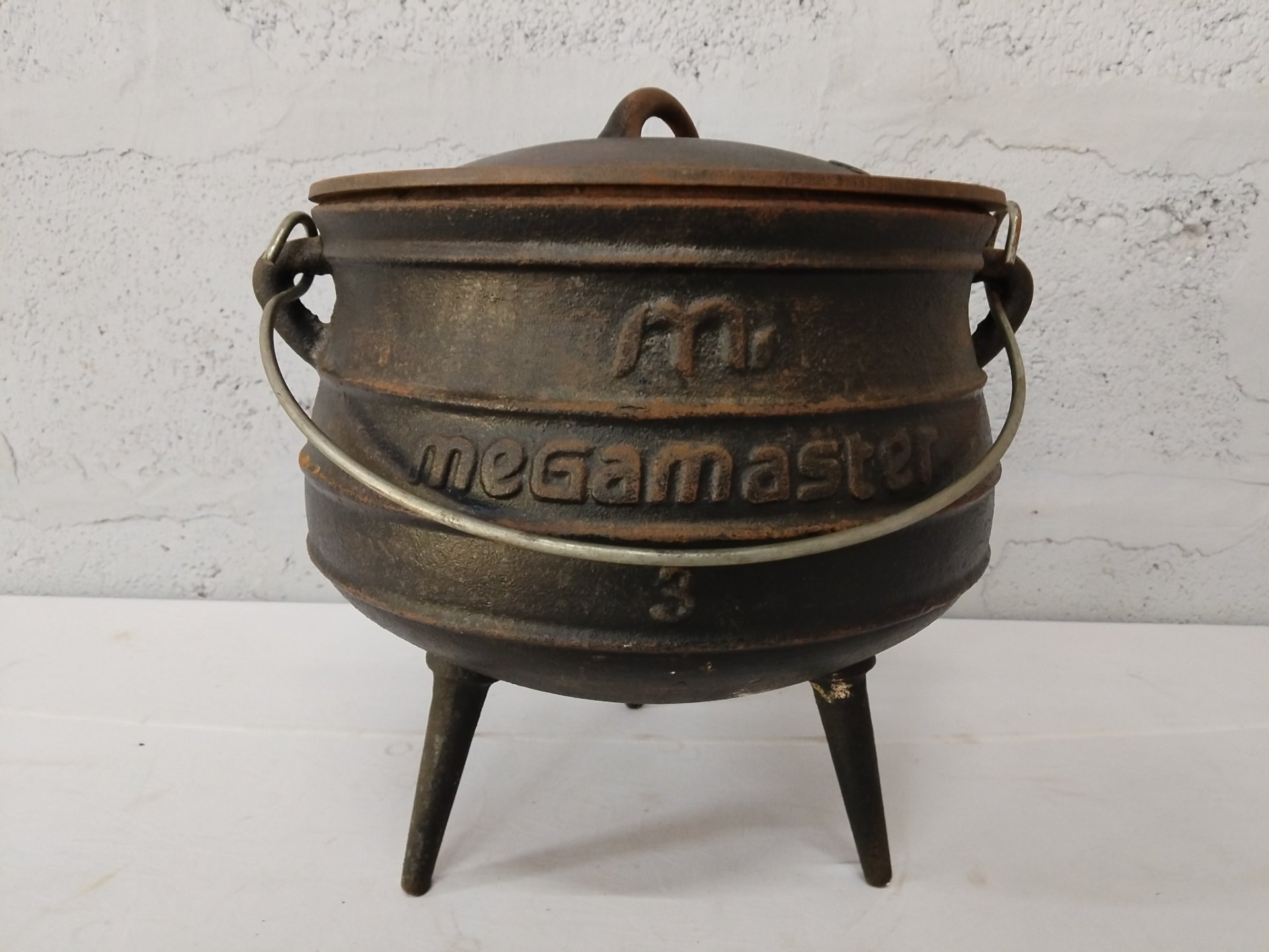 Megamaster cast-iron 3‑leg pot No.3 with lid & bail — 26 cm