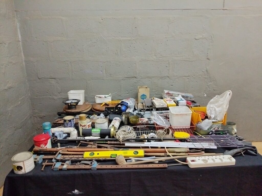Mixed lot — Assorted hand tools, hardware, paint cans & small household items (approx. 100 pcs)