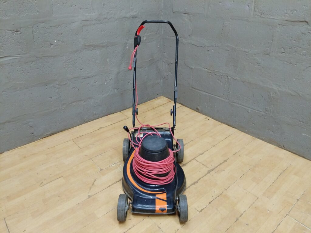 Magnum Rogue corded electric lawn mower — 42 cm deck, tested working