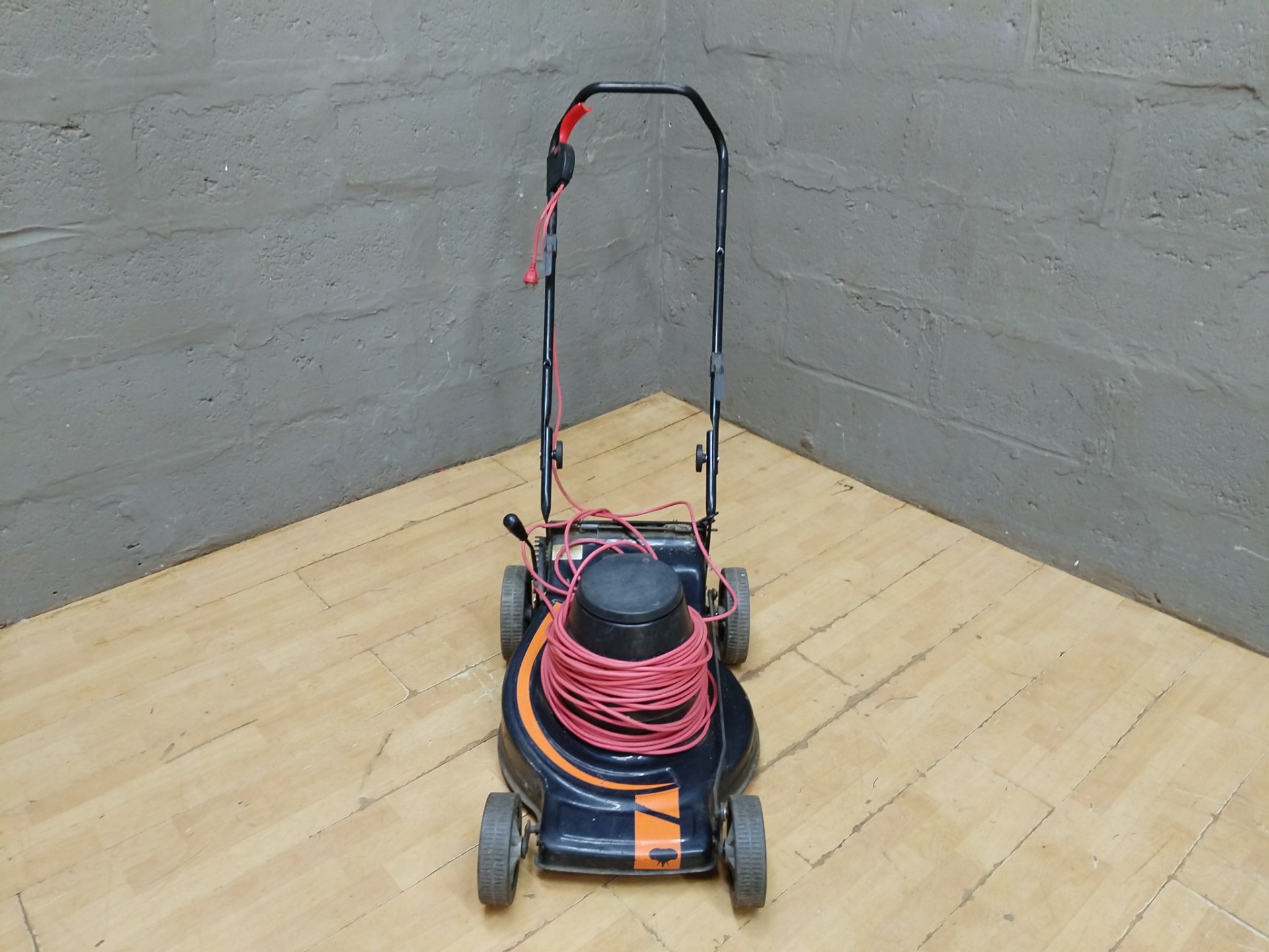 Magnum Rogue corded electric lawn mower — 42 cm deck, tested working