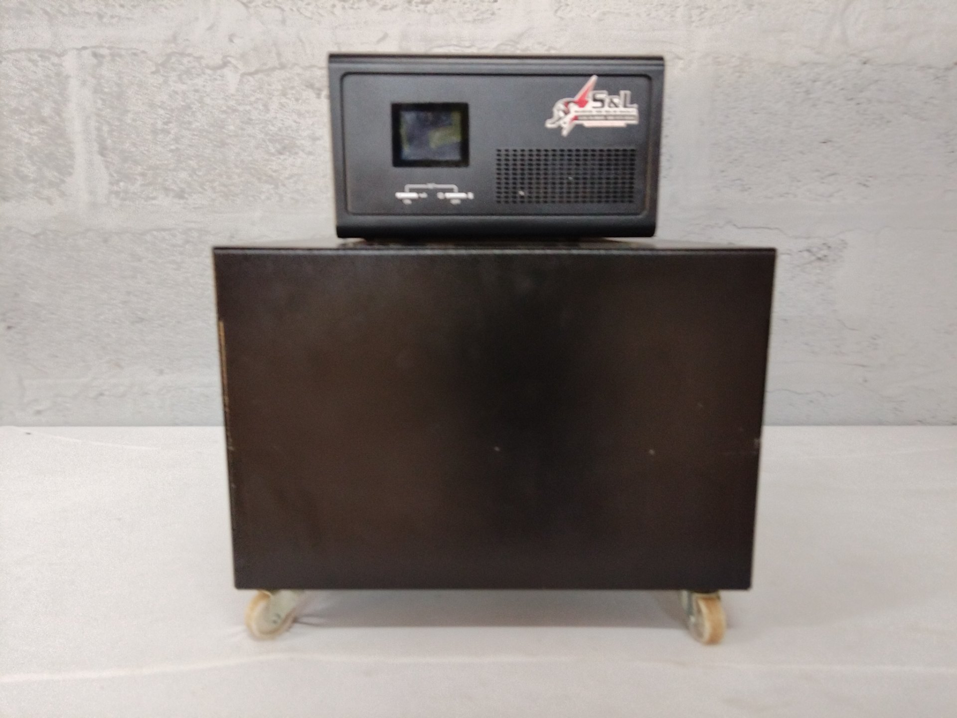S&L 1000W Inverter / Solar Backup (12V DC input, 230V AC output) – Batteries & Cables Declared