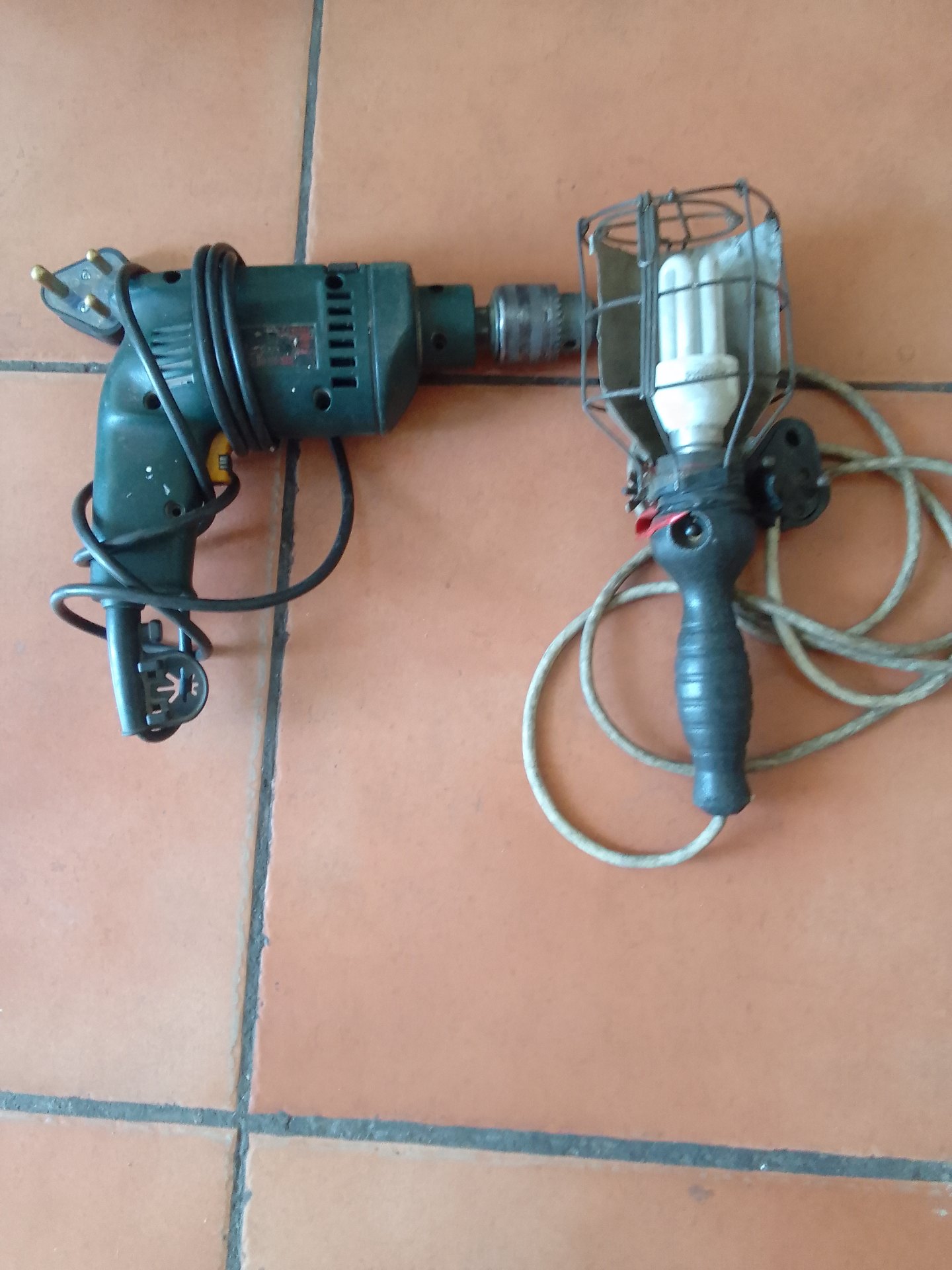 Mixed lot: Pistol‑grip electric drill (keyed chuck) + handheld trouble/work lamp — FOR SPARES