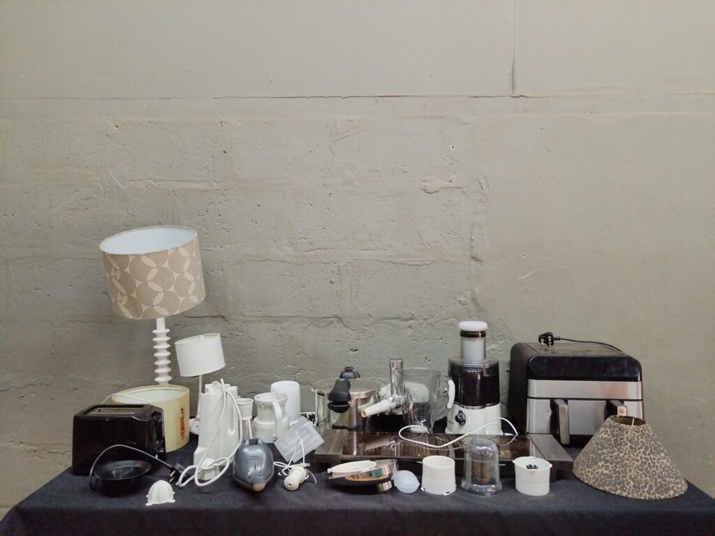 Mixed lot — small kitchen appliances, juicer/blender, Ottimo 2-slice toaster, lamps & accessories (not working / for spares)