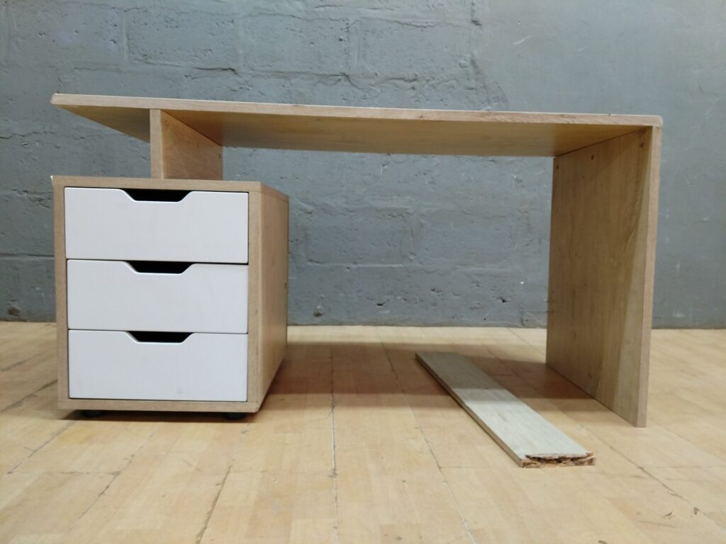 Laminate desk / small workstation with fixed 3-drawer pedestal — 138 × 60 × 73 cm