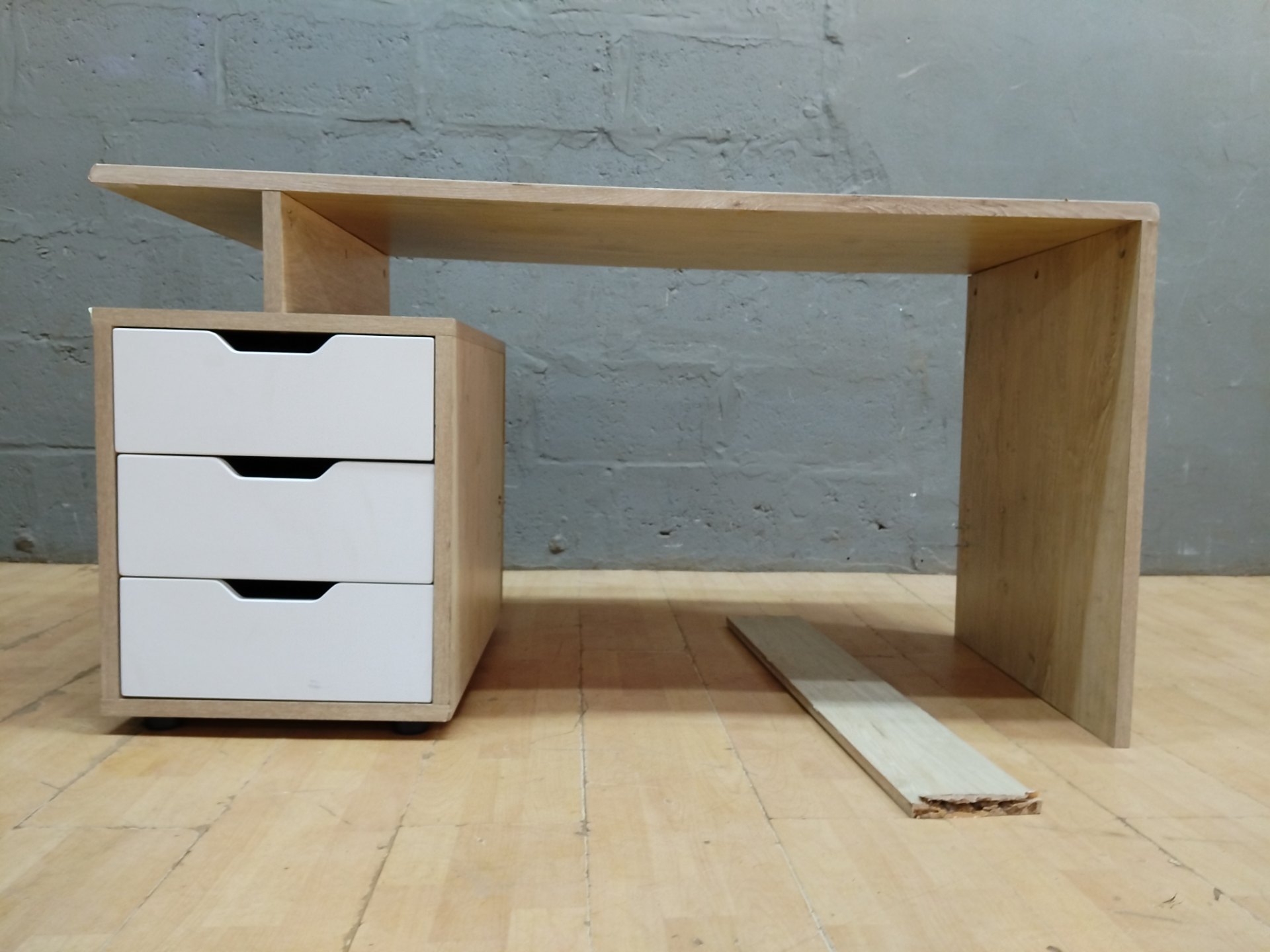 Laminate desk / small workstation with fixed 3-drawer pedestal — 138 × 60 × 73 cm