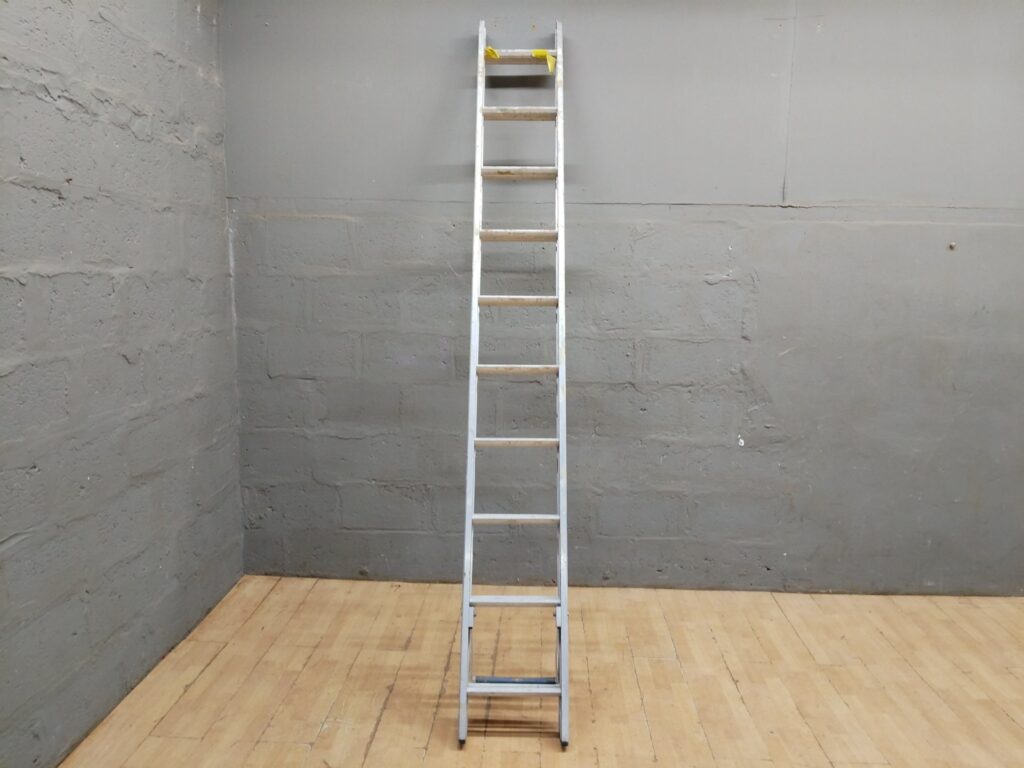Aluminium extension ladder — approx. 610 cm, used, yellow-taped top rung