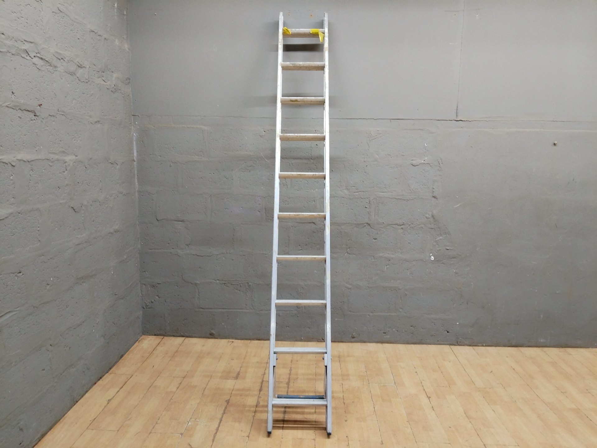 Aluminium extension ladder — approx. 610 cm, used, yellow-taped top rung