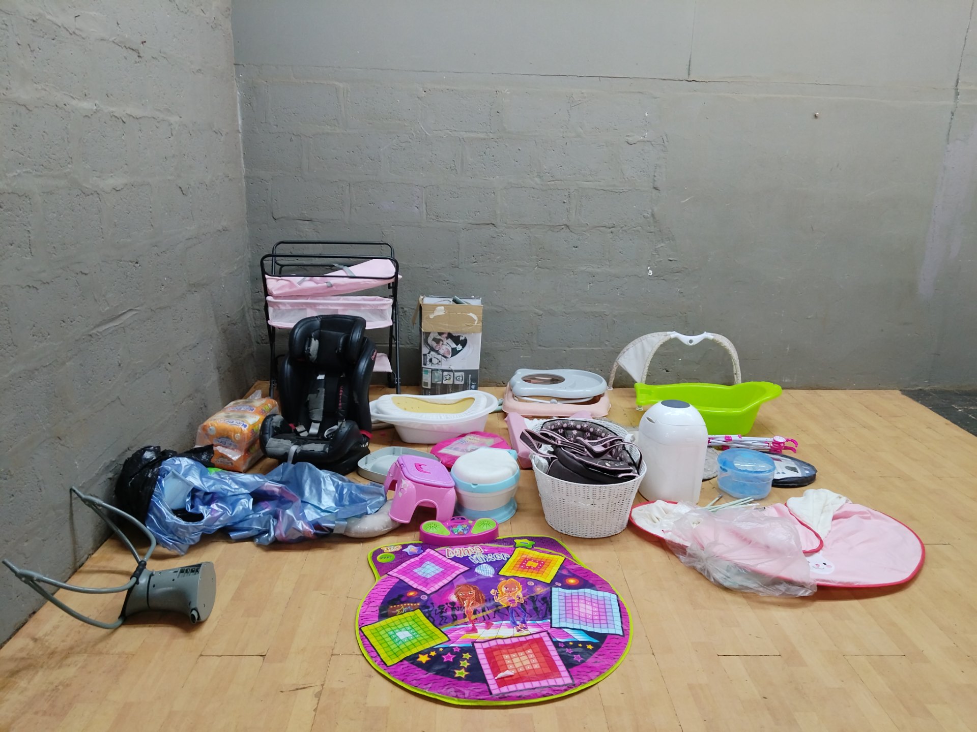 Mixed baby / kids accessories bulk lot — Chellino car seat (torn), baths, changing rack, mats & assorted parts