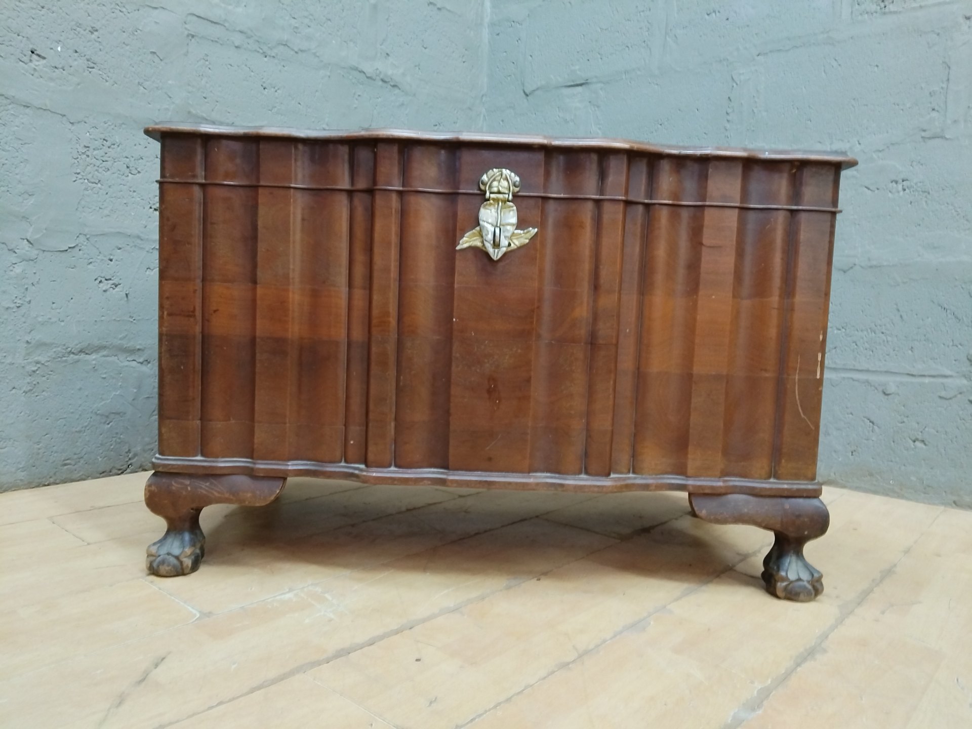 Vintage wooden storage chest / blanket box on cabriole legs with claw feet and brass hasp