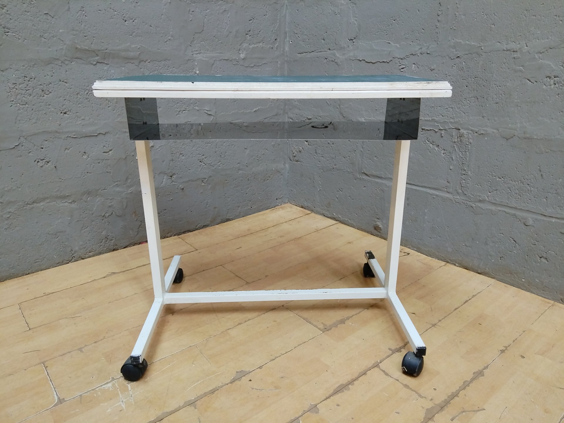 Mobile overbed / laptop table on castors — green laminated top (80 x 40 x 74 cm)